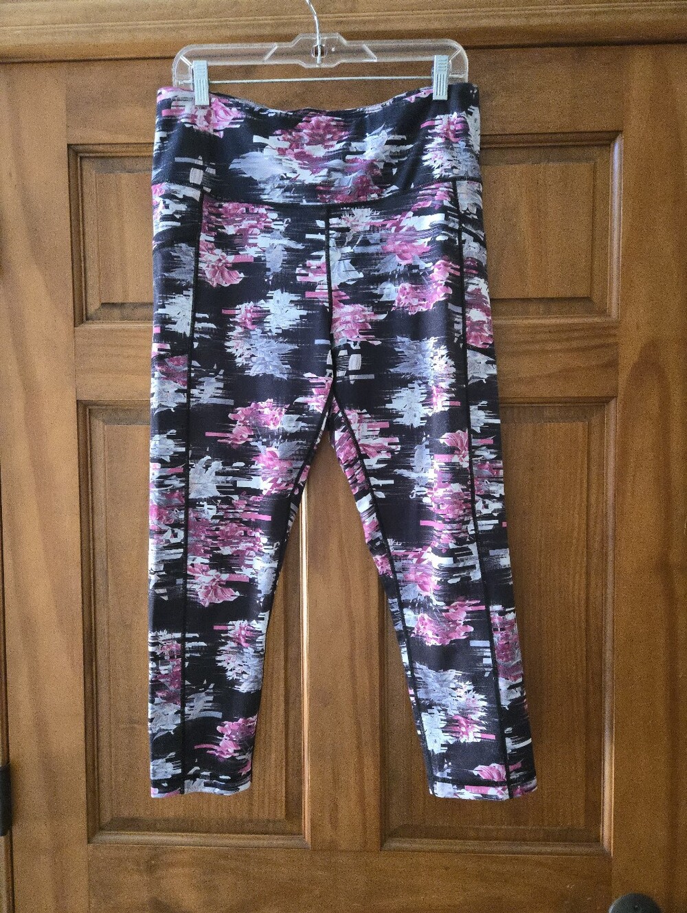 Reebok Athletic Leggings Size XL Black/Pink Side Pockets